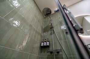 Hair dryer, towels, soap, toilet paper - Close to the beach (quarteira)