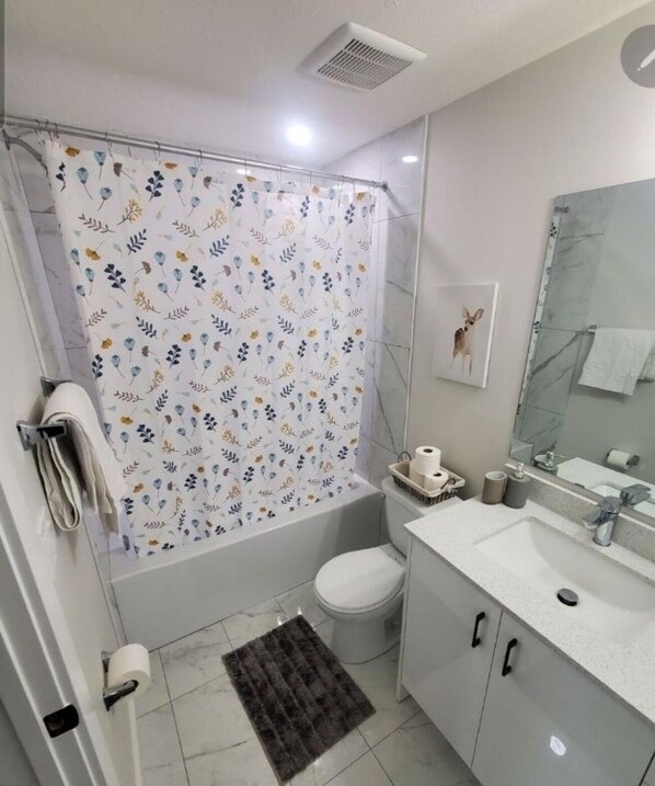 Haartrockner, Handtücher, Seife, Toilettenpapier
