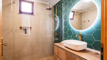 Dusche, Haartrockner, Handtücher