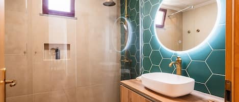 Shower, hair dryer, towels