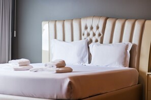 Tabla de planchar con plancha, internet y ropa de cama 