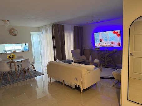 TV. 3bedroom-Free Parking LakeView-Sunset-Balcony-Central - 24hr Security Patrol