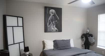 HycheHoops Final Four Nest
Cozy 2-bedroom condo in charming Starkville with AC