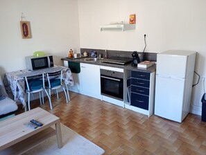 Kjøleskap, mikrobølgeovn, ovn og kokeplater