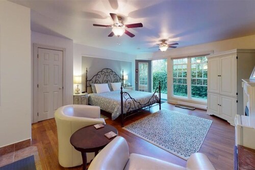 Annapolis Suite - Private HotTub, KingBd, DT