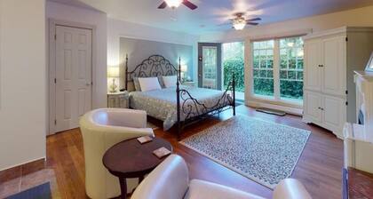 Annapolis Suite - Private HotTub, KingBd, DT