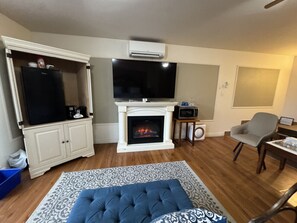 Living area - Annapolis Suite - Private HotTub, KingBd, DT (Wolfville)
