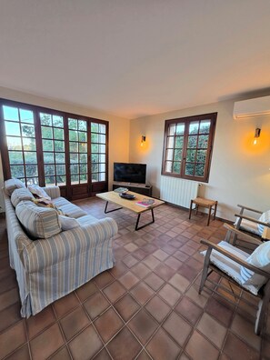 Living area - Villa Nathelo with sea view in St Mandrier Village, 5min from the port and the beach (Saint-Mandrier-sur-Mer)