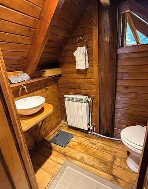 Shower, hair dryer, bidet, towels - Luxury Lakefront Retreat with Stunning Mountain Views. (Río Negro)