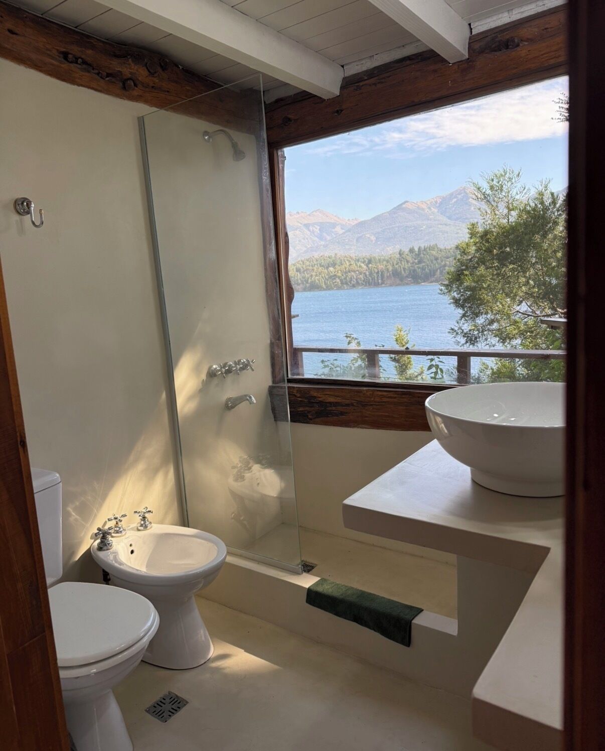 Een douche, een haardroger, een bidet, handdoeken
