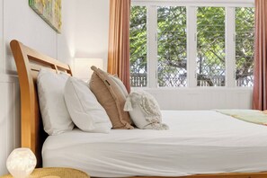 3 bedrooms, desk, iron/ironing board, WiFi - Black Duck Cottage Coastal Heritage near Marina (Urangan)