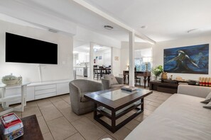 Living area - Artful Room With private courtyard (Miami)