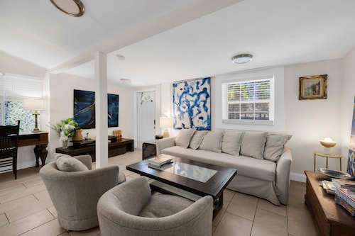 Artful Room With private courtyard