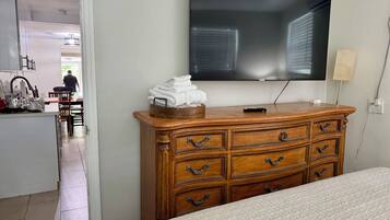 Comfort Room, 1 King Bed, Non Smoking, Garden View