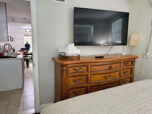 Comfort Room, 1 King Bed, Non Smoking, Garden View