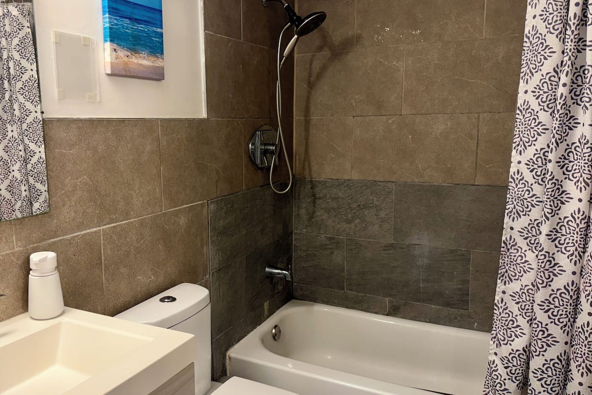 Chambre Confort, 1 trĂšs grand lit, non-fumeur, vue jardin | Salle de bain commune