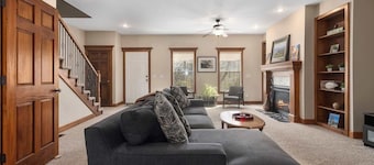 KC Townhouse: Sleeps 8, Close to FIFA 2026