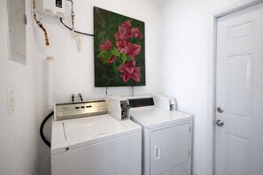 Interior - Art King Suite With Priv Bath (Miami)