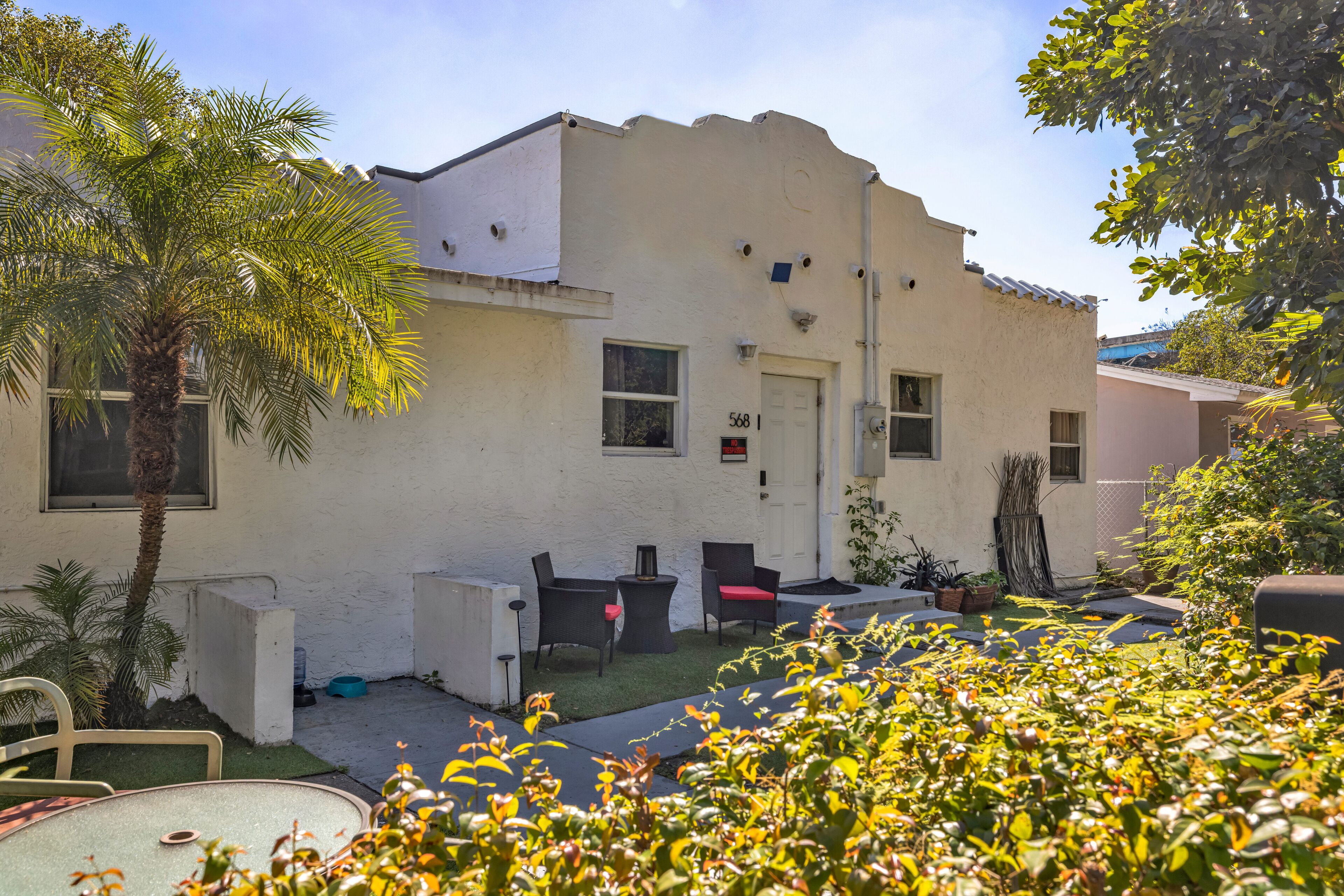 Vista frontal de la propiedad