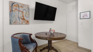 Deluxe Room, Non Smoking, Courtyard View | Interior