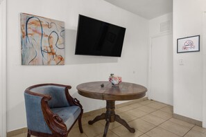 Deluxe-huone, tupakointi kielletty, näköala pihalle | Sisätilat