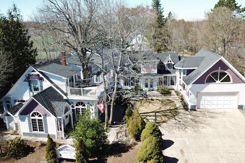 Carriage House - KingBed, Full Kitc