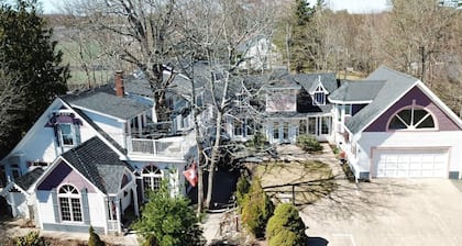 Carriage House - KingBed, Full Kitc