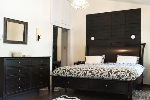 Carriage House - KingBed, Full Kitc