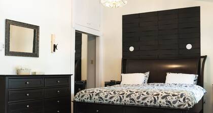 Carriage House - KingBed, Full Kitc