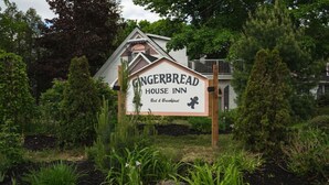 Schild für das Gingerbread House Inn mit einem Symbol für Bed and Breakfast.