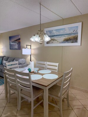 Dining - Pool- BeachSide- Pet Friendly- 2-3min walk to beach. (South Padre Island)