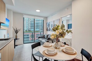 One Bedroom + Den Balcony Apartment | Private kitchen | Full-size fridge, oven, stovetop, dishwasher - 501 First Residences by Nomada (Miami)