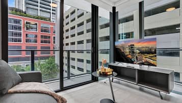 Studio Suite, Balcony, City View | Living area