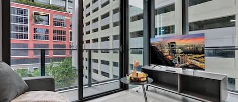 Studio Suite, Balcony, City View | Living area