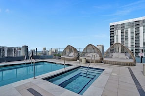 Piscina externa, guarda-sóis, espreguiçadeiras