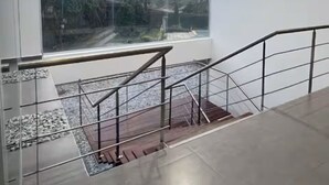 Ein modernes Interieur mit großem Fenster, Oberlicht und einer Treppe.