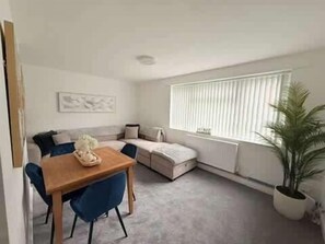 TV, offices - Spacious 2BR Home | Sleeps 5 | Parking | Liverpool (Merseyside)