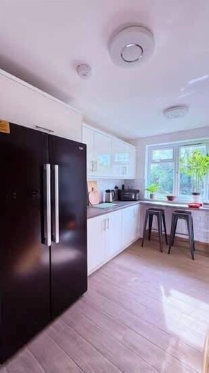 Fridge, microwave, oven, stovetop - Spacious 2BR Home | Sleeps 5 | Parking | Liverpool (Merseyside)
