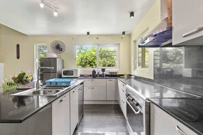 Private kitchen - Modern Villa with Pool & Garden (Moorea-Maiao)