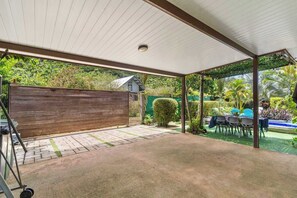 Outdoor dining - Modern Villa with Pool & Garden (Moorea-Maiao)
