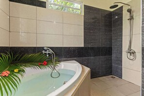 Bruser, hårtørrer, håndklæder, Shampoo