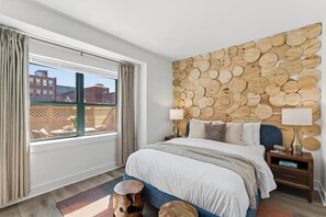 Escritorio, tabla de planchar con plancha, wifi y ropa de cama 