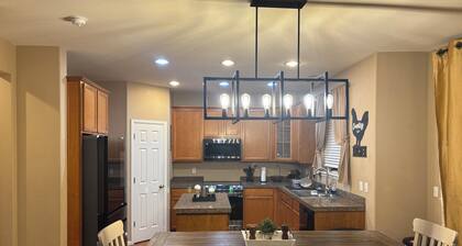 Quiet Private Room Near COS Airport, Military Bases & Downtown