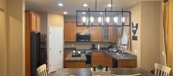 Quiet Private Room Near COS Airport, Military Bases & Downtown