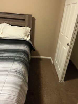 1 bedroom, free WiFi, bed sheets - Quiet Private Room Near COS Airport, Military Bases & Downtown (Colorado Springs)