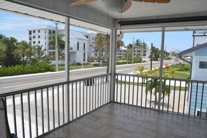 Ein Balkon mit Blick auf eine Straße und Gebäude.