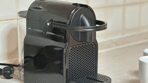 Una máquina de café Nespresso sobre una encimera de cocina.