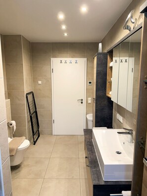 Douche, sèche-cheveux, serviettes fournies, savon