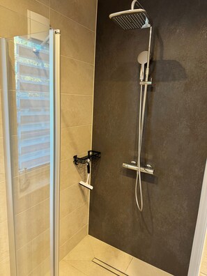 Shower, hair dryer, towels, soap - Cozy and private vacation home at Branitzer Park and near Cottbus Baltic Sea (Cottbus)
