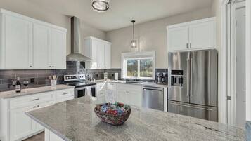 Coffee/tea maker, fridge, microwave, oven